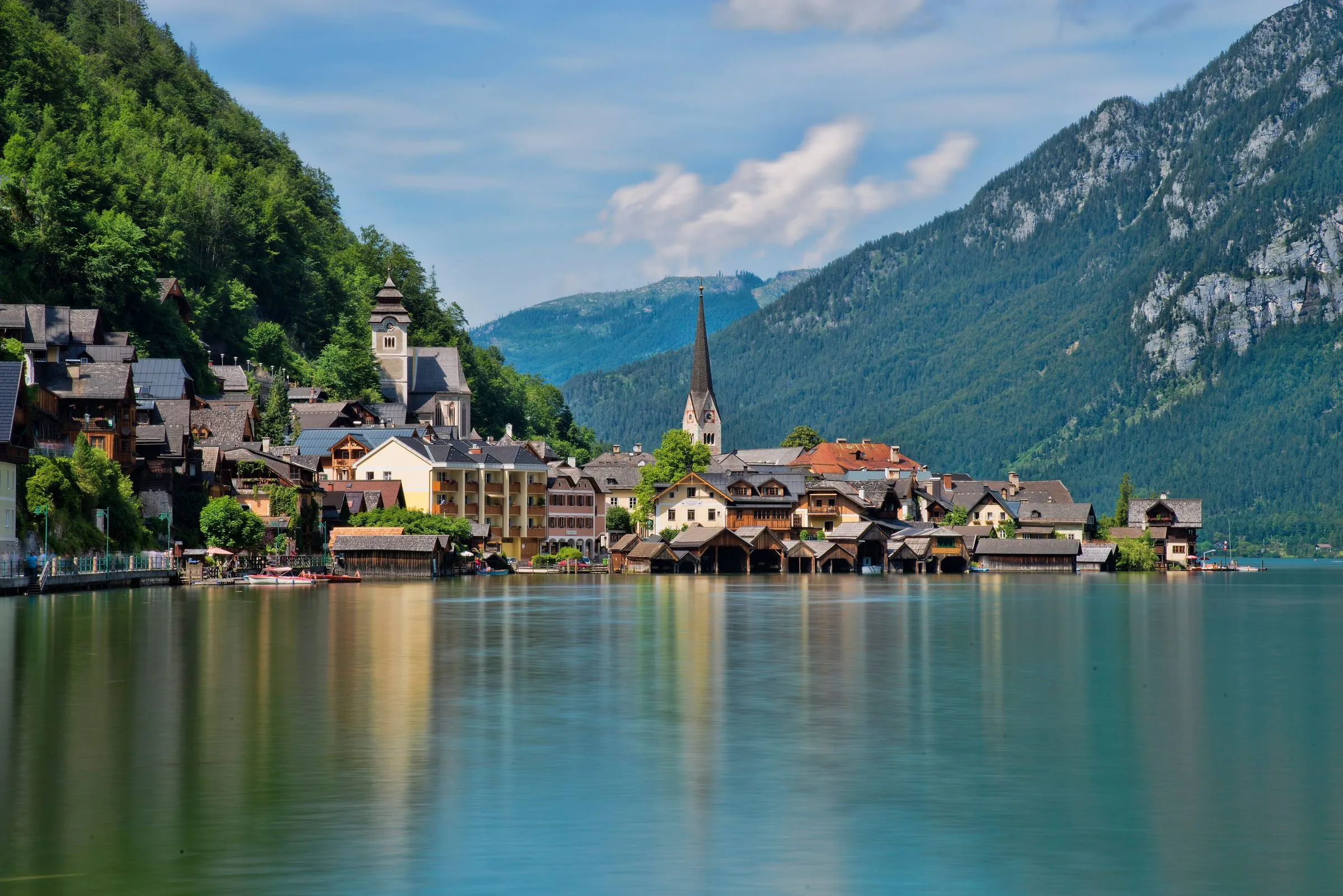 Hallstatt nad Hallstätter See – kościół, domy i góry odbite w wodzie