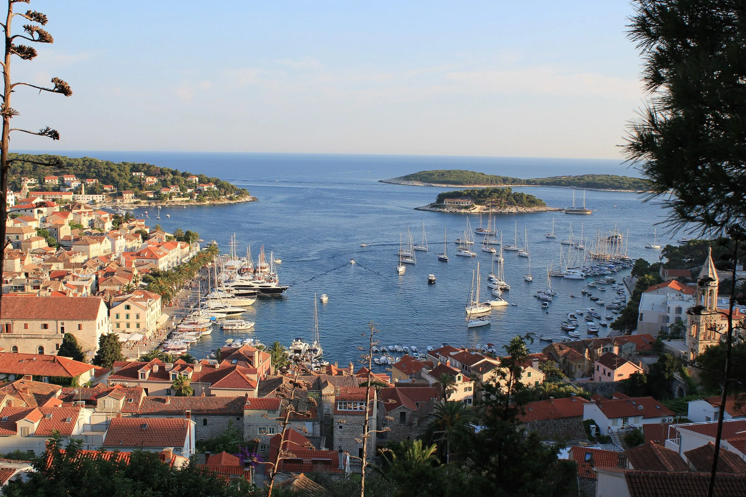 Miasto Hvar z twierdzy: dachy, port pełen jachtów i wyspy Pakleni